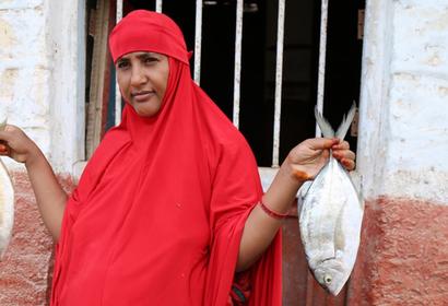  A woman in Berbera, Somaliland. Several initiatives in Somalia promote women’s economic empowerment through fisheries projects. Photo: Jean-Pierre Larroque.